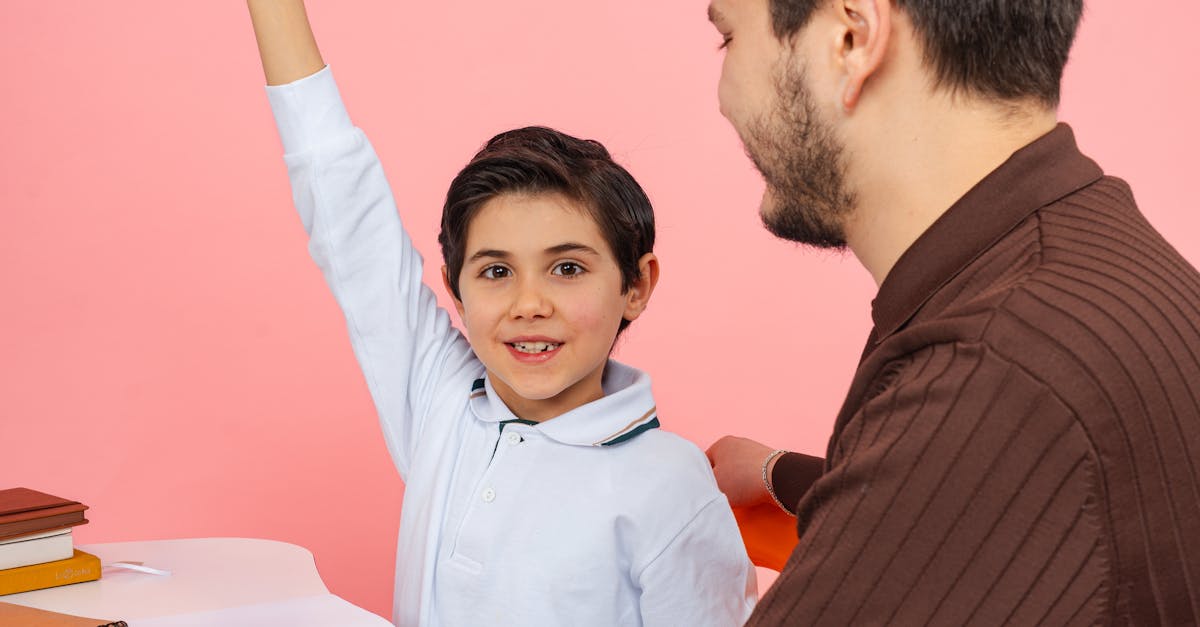 Child excitedly participates in class with teacher support in Yalova, Türkiye.